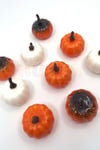 Halloween Partisi Balkabağı Dekoru Turuncu Beyaz Renkli 9 Adet 4.5 cm Cadılar Bayramı Süsleme Süsü