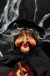 Halloween Partisi Cadı 55 Cm Kırmızı Damalı Özel Dokuma Kıyafetli Süpürgeli Cadılar Bayramı Dekoru