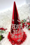 Kırmızı Renk Yılbaşı Şapkası Karton Happy New Year Baskılı Simli Parlak Püsküllü Büyük Boy Yıldızlı