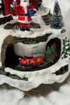 Kış Temalı Müzikli Işıklı Trenli Hareketli Noel Babalı 15x12 Cm Yılbaşı Yeni Yıl Dekoru Şehir Süsü