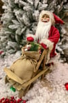 Kızaklı Noel Baba 47x40 Cm Kırmızı Kürklü Kızağı Hediye Dolu Torbalı Yeni Yıl Yılbaşı Konsept Dekoru