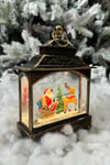 Müzikli Işıklı Motorlu Pulları Hareketli Geyikli Noel Baba 18x13 Cm Yılbaşı Yeni Yıl Dekor Süsü