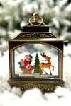Müzikli Işıklı Motorlu Pulları Hareketli Geyikli Noel Baba 18x13 Cm Yılbaşı Yeni Yıl Dekor Süsü