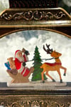 Müzikli Işıklı Motorlu Pulları Hareketli Geyikli Noel Baba 18x13 Cm Yılbaşı Yeni Yıl Dekor Süsü