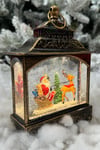Müzikli Işıklı Motorlu Pulları Hareketli Geyikli Noel Baba 18x13 Cm Yılbaşı Yeni Yıl Dekor Süsü