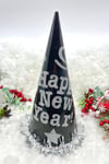 Siyah Renk Yılbaşı Şapkası Karton Happy New Year Baskılı Simli Parlak Püsküllü Büyük Boy Yıldızlı