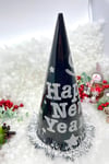 Siyah Renk Yılbaşı Şapkası Karton Happy New Year Baskılı Simli Parlak Püsküllü Büyük Boy Yıldızlı