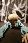Sürünen Ağlayan Bebek Sesli Kıyafetli İskelet Zombi 85 Cm Işıklı Halloween Cadılar Bayramı Dekoru