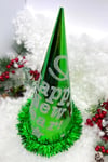 Yeşil Renk Yılbaşı Şapkası Karton Happy New Year Baskılı Simli Parlak Püsküllü Büyük Boy Yıldızlı