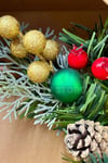 Yılbaşı Kapı Süsü 33x33 Cm Yeni Yıl Karşılama Dekoru Christmas Çelengi Kapı Çiçeği Dekoratif Fiyonk
