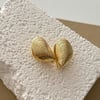 Tırtık Desenli Midye Gold Küpe