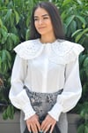 Beyaz Önlük Yaka Dantel İşlemeli Gömlek