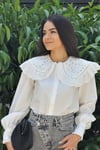 Beyaz Önlük Yaka Dantel İşlemeli Gömlek