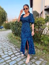 Mavi Çiçek Desenli Yırtmaçlı Elbise