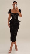 Peplum Detaylı Kalp Yaka Siyah Dantel Midi Elbise