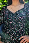 Siyah Çiçekli Madonna Yaka Elbise