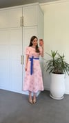 Palmiye Desenli Kuşaklı Elbise Pembe