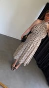 Viole Halter Yaka Puantiyeli Elbise Bej