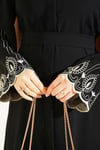 Kol Ucu Nakışlı Kuşaklı Abaya Siyah