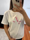 Marka Muadil Pembe Kuş Baskı Kırık Beyaz Tişört