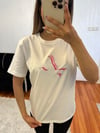 Marka Muadil Pembe Kuş Baskı Kırık Beyaz Tişört