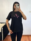Marka Muadil Pembe Kuş Baskı Kırık Siyah Tişört