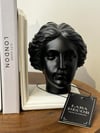 Siyah Beyaz Kitap Tutucu