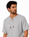 Oversize Erkek Tişört – İpli kısa kol Yakasız %100 Pamuk-GriOversize Erkek Gömlek – İpli Yakasız %100 Pamuk GOMLEKİP-01OVERSİZE GÖMLEK İPLİSUFFA