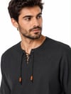 Oversize Erkek Tişört – İpli kısa kol Yakasız %100 Pamuk-SiyahOversize Erkek Gömlek – İpli Yakasız %100 Pamuk GOMLEKİP-01OVERSİZE GÖMLEK İPLİSUFFA