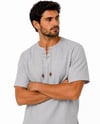 Oversize Erkek Tişört – İpli kısa kol Yakasız %100 Pamuk-GriOversize Erkek Gömlek – İpli Yakasız %100 Pamuk GOMLEKİP-01OVERSİZE GÖMLEK İPLİSUFFA