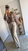 Leopar Desenli Bağcıklı Fırfırlı Tül Bluz Bej