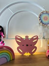 Kelebek Pilli Aplik Pembe Ahşap