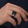 Gümüş Oniks Taşlı Tuğra Erkek Yüzük