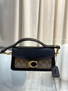 👜 Coach Tabby Monogram Omuz Çantası – Siyah & Bej