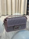 👜 Fendi Taş İşlemeli Omuz & Çapraz Çanta – Pudra