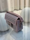 👜 Fendi Taş İşlemeli Omuz & Çapraz Çanta – Pudra