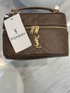 👜 Yves Saint Laurent Kapitone El & Omuz Çantası – Vizon