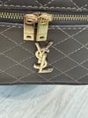 👜 Yves Saint Laurent Kapitone El & Omuz Çantası – Vizon