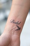 Bedel Yazılı Kuş Figürlü 1 Ay Kalıcı Dövme – Minimalist İsim Temalı Dövme