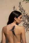 Geniş Kanatlı İnsan Figürü ve Soyut Detaylı Epik Tattoo - Yarı Kalıcı / 1 Ay Kalıcı