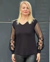 TRNDCTY SİYAH UZUN PUANTİYELİ TÜL KOLLU  ANNE BLUZ