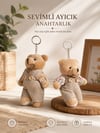 KR1119 KAHVE EKOSE ELBİSELİ PELUŞ AYICIK ANAHTARLIK ERKEK