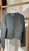 PULLU SİMLİ DÜĞMELİ TRİKO HIRKA FÜME 3982