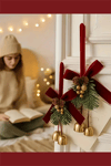 Kırmızı & Altın Noel Kapı Süsü | İkili Çan ve Bordo Kurdele Detaylı Çam Kozalaklı Yılbaşı Kapı Çelengi (1 Adet)