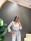 BEYAZ GRİ DÜĞMELİ GÖMLEK