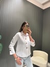 BEYAZ GRİ DÜĞMELİ GÖMLEK