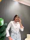 BEYAZ GRİ DÜĞMELİ GÖMLEK