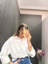 BEYAZ MODAL ÇİZGİLİ GÖMLEK 