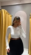BEYAZ MODAL PARMAK GEÇMLEİ BLUZ 