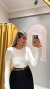 BEYAZ MODAL PARMAK GEÇMLEİ BLUZ 